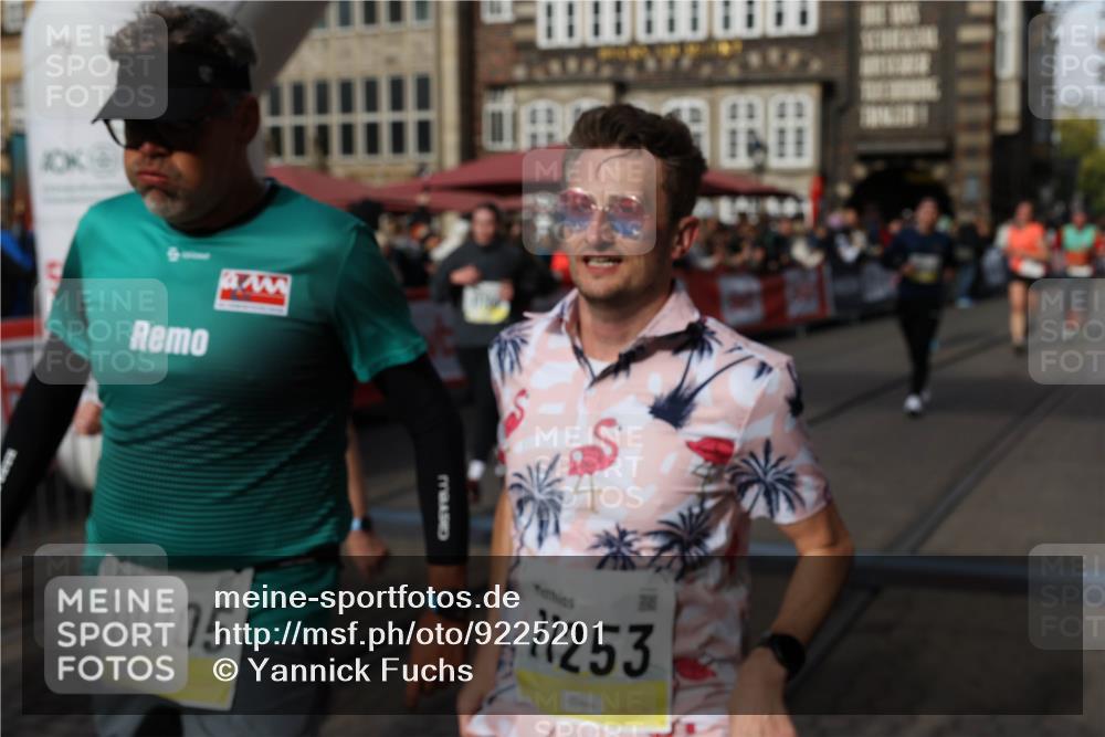 05.10.2025 - 20. swb-Marathon Bremen Yannick Fuchs http://msf.ph/oto/9225201 05.10.2025 10:56:39 Ziel 9424, 9547, 9790, 9932, 10005, 10042, 10179, 10387, 10546, 10648, 11100, 11253, 11260, 11571, 11691, 11723 meine-sportfotos.de