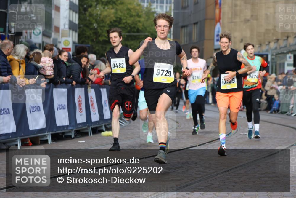 05.10.2025 - 20. swb-Marathon Bremen Strokosch-Dieckow http://msf.ph/oto/9225202 05.10.2025 10:48:44 Ziel 7414, 9261, 9482, 9674, 9729, 10799 meine-sportfotos.de