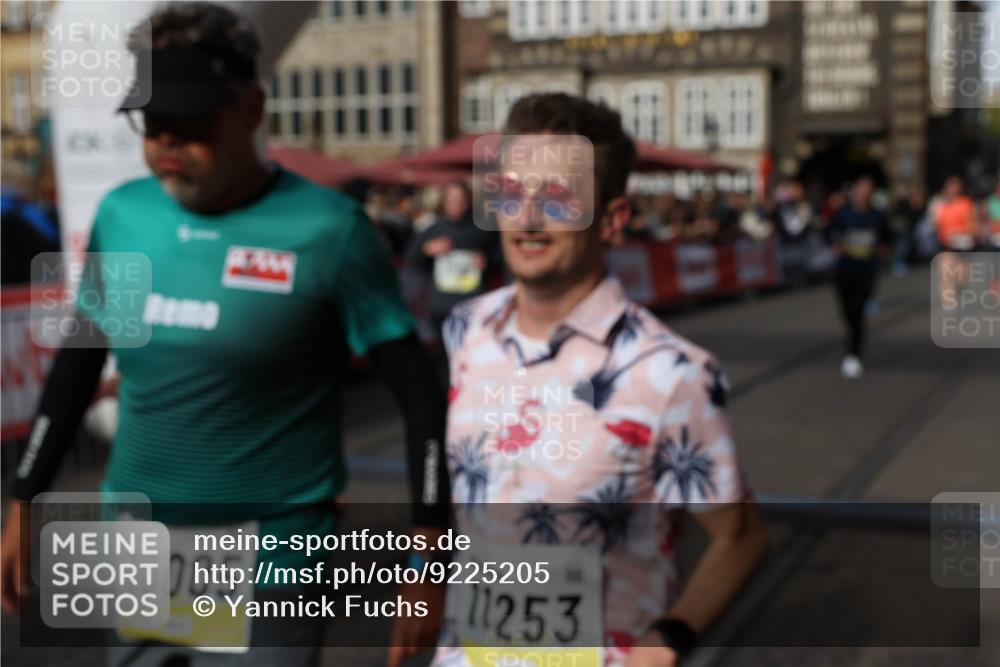 05.10.2025 - 20. swb-Marathon Bremen Yannick Fuchs http://msf.ph/oto/9225205 05.10.2025 10:56:39 Ziel 9424, 9547, 9790, 9932, 10005, 10042, 10179, 10387, 10546, 10648, 11100, 11253, 11260, 11571, 11691, 11723 meine-sportfotos.de