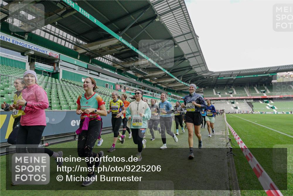 05.10.2025 - 20. swb-Marathon Bremen Michael Burmester http://msf.ph/oto/9225206 05.10.2025 10:39:01 Laufen im Stadion 7199, 7788, 8123, 9182, 9184, 9229, 9235, 9269, 9300, 9322, 9324, 9331, 9335, 9379, 9394, 9398, 9409, 9515, 9610, 9628, 9660, 9668, 9707, 9750, 9752, 9765, 9771, 9782, 9850, 9890, 9915, 9927, 9940, 9944, 9978, 9998, 10106, 10142, 10205, 10213, 10255, 10258, 10297, 10371, 10404, 10405, 10439, 10446, 10478, 10483, 10498, 10511, 10529, 10551, 10557, 10623, 10734, 10853, 9189, 9210, 9468, 9486, 9813, 9858, 10033 meine-sportfotos.de