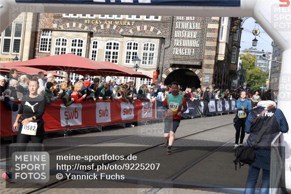 05.10.2025 - 20. swb-Marathon Bremen Yannick Fuchs http://msf.ph/oto/9225207 05.10.2025 10:59:55 Ziel 9378, 9473, 9673, 10420, 11582, 11720 meine-sportfotos.de