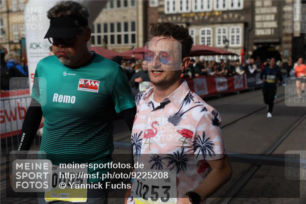 05.10.2025 - 20. swb-Marathon Bremen Yannick Fuchs http://msf.ph/oto/9225208 05.10.2025 10:56:39 Ziel 9424, 9547, 9790, 9932, 10005, 10042, 10179, 10387, 10546, 10648, 11100, 11253, 11260, 11571, 11691, 11723 meine-sportfotos.de