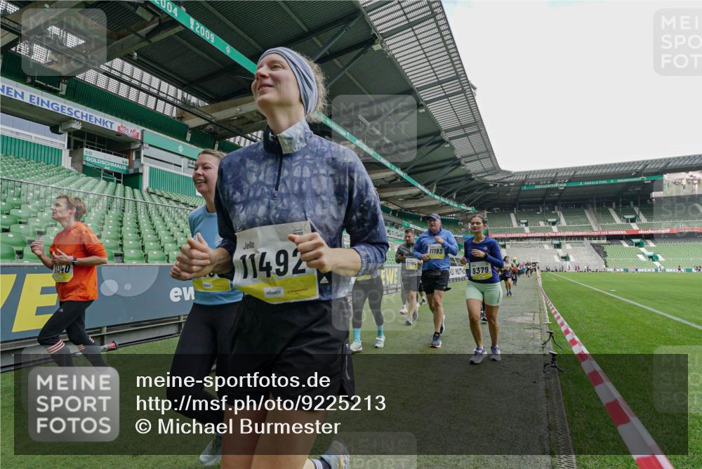 05.10.2025 - 20. swb-Marathon Bremen Michael Burmester http://msf.ph/oto/9225213 05.10.2025 10:39:03 Laufen im Stadion 7199, 7654, 7788, 8123, 9182, 9184, 9224, 9225, 9229, 9235, 9269, 9300, 9322, 9324, 9331, 9335, 9379, 9394, 9398, 9409, 9515, 9610, 9628, 9660, 9668, 9750, 9752, 9765, 9771, 9782, 9850, 9890, 9908, 9915, 9927, 9940, 9944, 9978, 9998, 10018, 10021, 10106, 10142, 10205, 10213, 10255, 10258, 10297, 10371, 10404, 10405, 10439, 10446, 10478, 10483, 10498, 10511, 10529, 10551, 10557, 10623, 10734, 10853, 9189, 9210, 9468, 9813, 9858, 10033 meine-sportfotos.de