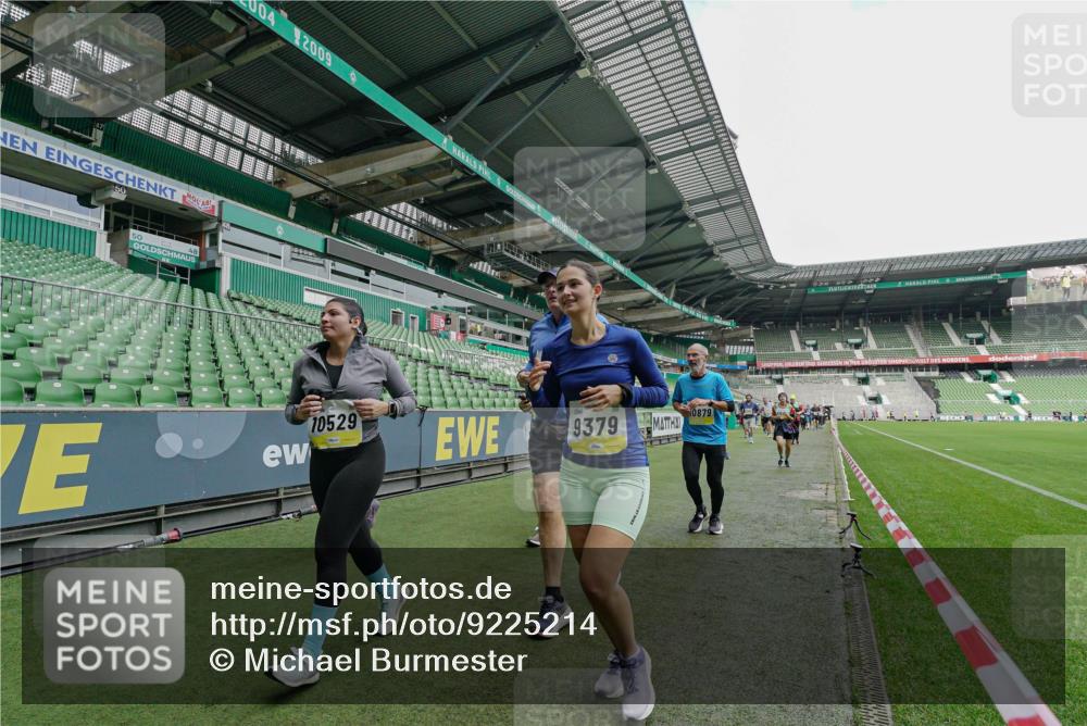 05.10.2025 - 20. swb-Marathon Bremen Michael Burmester http://msf.ph/oto/9225214 05.10.2025 10:39:04 Laufen im Stadion 7199, 7654, 7788, 8123, 9182, 9184, 9224, 9225, 9229, 9235, 9269, 9300, 9322, 9324, 9331, 9335, 9379, 9394, 9398, 9409, 9515, 9610, 9628, 9660, 9668, 9750, 9752, 9765, 9771, 9782, 9850, 9890, 9908, 9915, 9927, 9940, 9944, 9978, 9998, 10018, 10021, 10106, 10142, 10205, 10213, 10255, 10258, 10297, 10371, 10404, 10405, 10439, 10446, 10478, 10483, 10498, 10511, 10529, 10551, 10557, 10623, 10734, 10853, 9189, 9210, 9468, 9813, 9858, 10033 meine-sportfotos.de