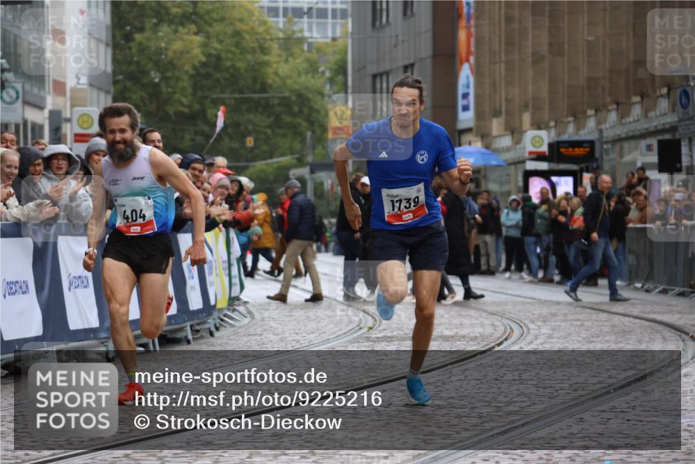 05.10.2025 - 20. swb-Marathon Bremen Strokosch-Dieckow http://msf.ph/oto/9225216 05.10.2025 12:17:49 Ziel 404, 1739 meine-sportfotos.de