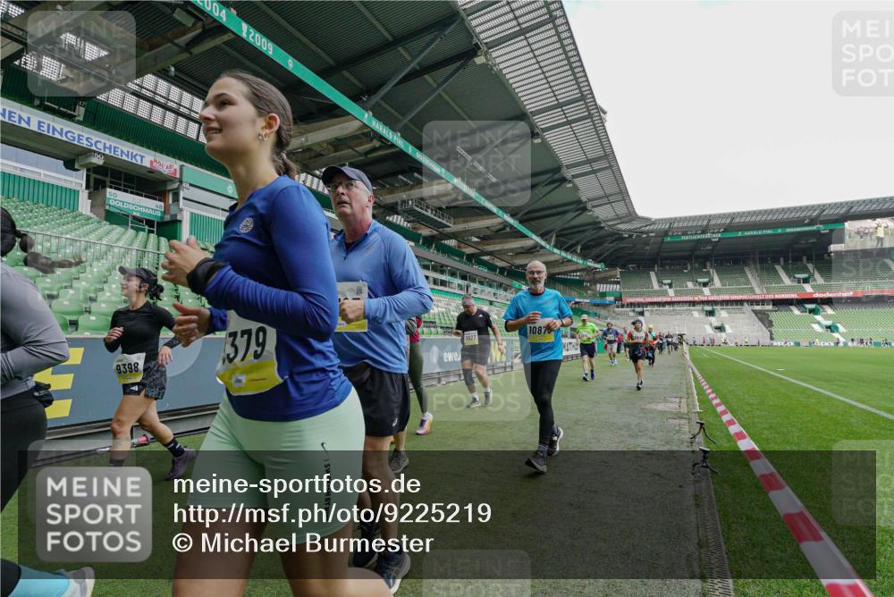 05.10.2025 - 20. swb-Marathon Bremen Michael Burmester http://msf.ph/oto/9225219 05.10.2025 10:39:04 Laufen im Stadion 7199, 7654, 7788, 8123, 9182, 9184, 9224, 9225, 9229, 9235, 9269, 9300, 9322, 9324, 9331, 9335, 9379, 9394, 9398, 9409, 9515, 9610, 9628, 9660, 9668, 9750, 9752, 9765, 9771, 9782, 9850, 9890, 9908, 9915, 9927, 9940, 9944, 9978, 9998, 10018, 10021, 10106, 10142, 10205, 10213, 10255, 10258, 10297, 10371, 10404, 10405, 10439, 10446, 10478, 10483, 10498, 10511, 10529, 10551, 10557, 10623, 10734, 10853, 9189, 9210, 9468, 9813, 9858, 10033 meine-sportfotos.de