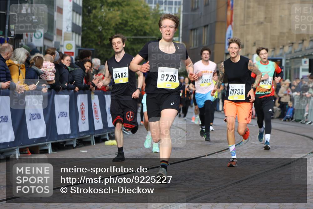 05.10.2025 - 20. swb-Marathon Bremen Strokosch-Dieckow http://msf.ph/oto/9225227 05.10.2025 10:48:44 Ziel 7414, 9261, 9482, 9674, 9729, 10799 meine-sportfotos.de