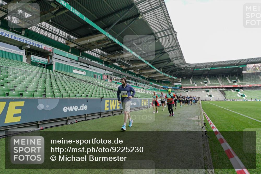 05.10.2025 - 20. swb-Marathon Bremen Michael Burmester http://msf.ph/oto/9225230 05.10.2025 10:39:10 Laufen im Stadion 7199, 7654, 7788, 7979, 8123, 9002, 9182, 9184, 9224, 9225, 9229, 9235, 9269, 9300, 9322, 9324, 9325, 9331, 9335, 9379, 9394, 9398, 9409, 9515, 9610, 9628, 9644, 9660, 9668, 9713, 9752, 9765, 9771, 9782, 9850, 9890, 9908, 9927, 9944, 9978, 9998, 10018, 10021, 10106, 10142, 10207, 10213, 10238, 10255, 10258, 10289, 10297, 10371, 10404, 10405, 10439, 10446, 10483, 10498, 10511, 10529, 10531, 10551, 10557, 10567, 10623, 10734, 10749, 10853, 10033 meine-sportfotos.de