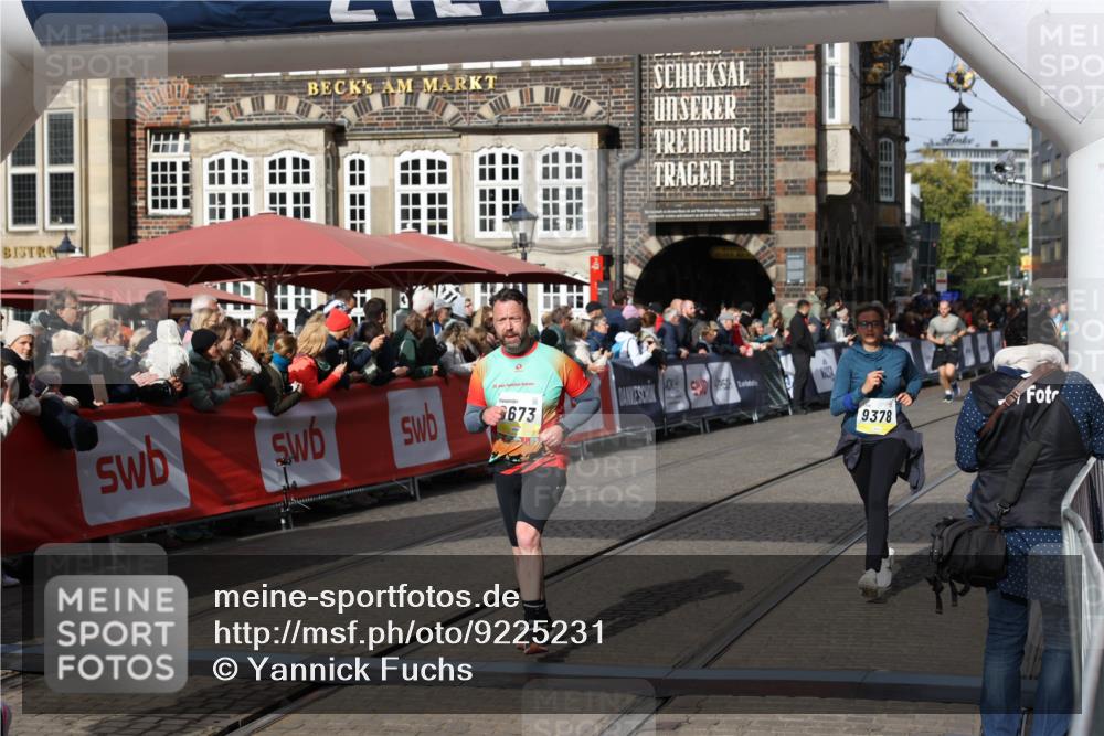 05.10.2025 - 20. swb-Marathon Bremen Yannick Fuchs http://msf.ph/oto/9225231 05.10.2025 10:59:57 Ziel 9378, 9473, 9673, 11582, 11720 meine-sportfotos.de