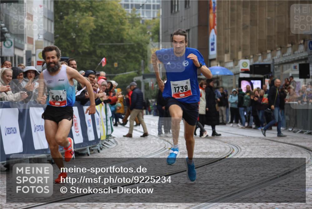 05.10.2025 - 20. swb-Marathon Bremen Strokosch-Dieckow http://msf.ph/oto/9225234 05.10.2025 12:17:49 Ziel 404, 1739 meine-sportfotos.de