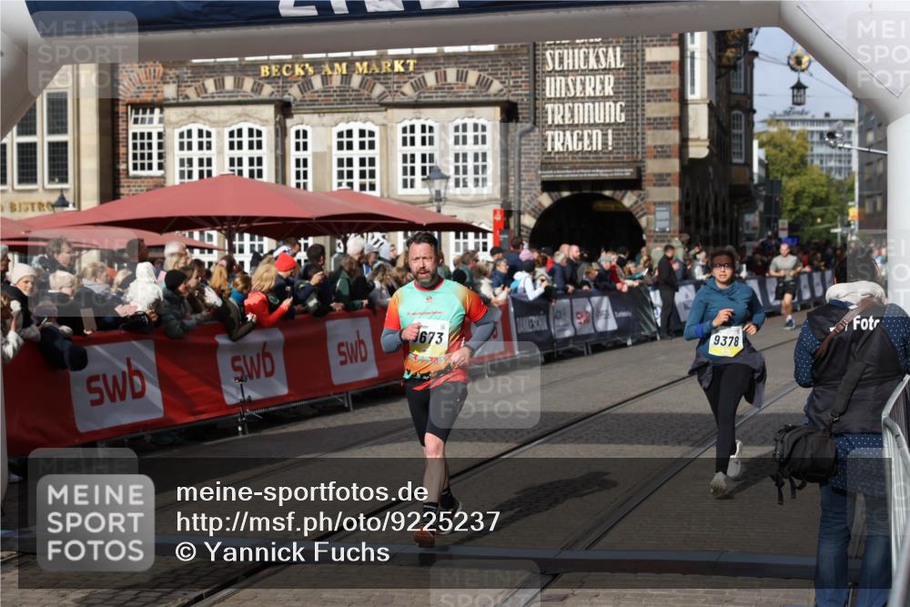 05.10.2025 - 20. swb-Marathon Bremen Yannick Fuchs http://msf.ph/oto/9225237 05.10.2025 10:59:57 Ziel 9378, 9473, 9673, 11582, 11720 meine-sportfotos.de