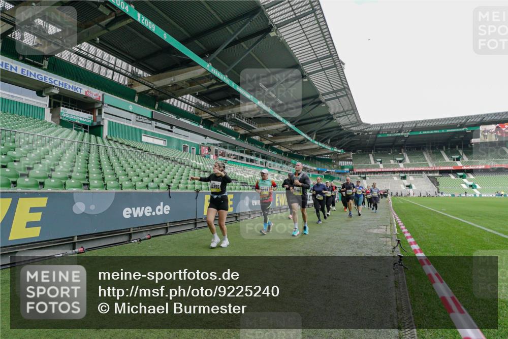 05.10.2025 - 20. swb-Marathon Bremen Michael Burmester http://msf.ph/oto/9225240 05.10.2025 10:39:15 Laufen im Stadion 7199, 7654, 7788, 7979, 8123, 9002, 9180, 9182, 9184, 9224, 9225, 9228, 9229, 9269, 9300, 9315, 9322, 9324, 9325, 9331, 9379, 9394, 9398, 9409, 9515, 9523, 9610, 9628, 9644, 9660, 9668, 9713, 9752, 9765, 9782, 9850, 9890, 9908, 9927, 9944, 9978, 9998, 10018, 10021, 10106, 10142, 10207, 10213, 10238, 10255, 10258, 10289, 10297, 10371, 10374, 10405, 10426, 10446, 10483, 10498, 10511, 10529, 10531, 10551, 10557, 10567, 10623, 10734, 10749, 10853 meine-sportfotos.de