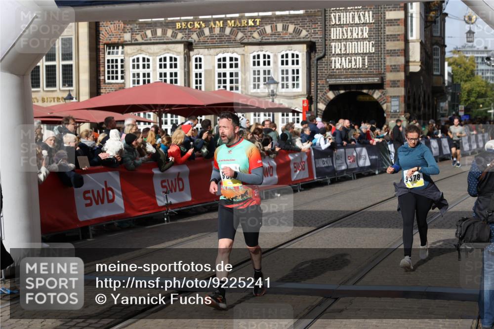 05.10.2025 - 20. swb-Marathon Bremen Yannick Fuchs http://msf.ph/oto/9225241 05.10.2025 10:59:57 Ziel 9378, 9473, 9673, 11582, 11720 meine-sportfotos.de