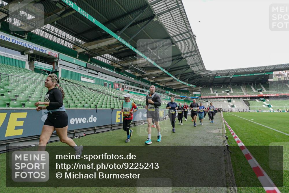 05.10.2025 - 20. swb-Marathon Bremen Michael Burmester http://msf.ph/oto/9225243 05.10.2025 10:39:16 Laufen im Stadion 7199, 7654, 7788, 7979, 8123, 9002, 9180, 9182, 9184, 9224, 9225, 9228, 9229, 9269, 9300, 9315, 9322, 9324, 9325, 9331, 9379, 9394, 9398, 9409, 9515, 9523, 9610, 9628, 9644, 9660, 9668, 9713, 9752, 9765, 9782, 9850, 9890, 9908, 9927, 9944, 9998, 10018, 10021, 10106, 10142, 10207, 10213, 10238, 10255, 10258, 10289, 10297, 10371, 10374, 10405, 10426, 10446, 10483, 10498, 10511, 10529, 10531, 10551, 10557, 10567, 10623, 10734, 10749, 10853, 9184 meine-sportfotos.de