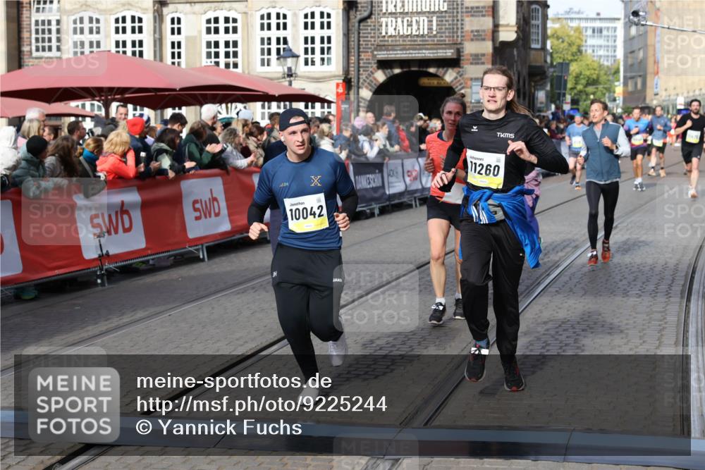 05.10.2025 - 20. swb-Marathon Bremen Yannick Fuchs http://msf.ph/oto/9225244 05.10.2025 10:56:41 Ziel 9547, 9790, 9886, 10005, 10008, 10042, 10179, 10387, 10546, 10648, 10971, 11100, 11253, 11260, 11571, 11691 meine-sportfotos.de