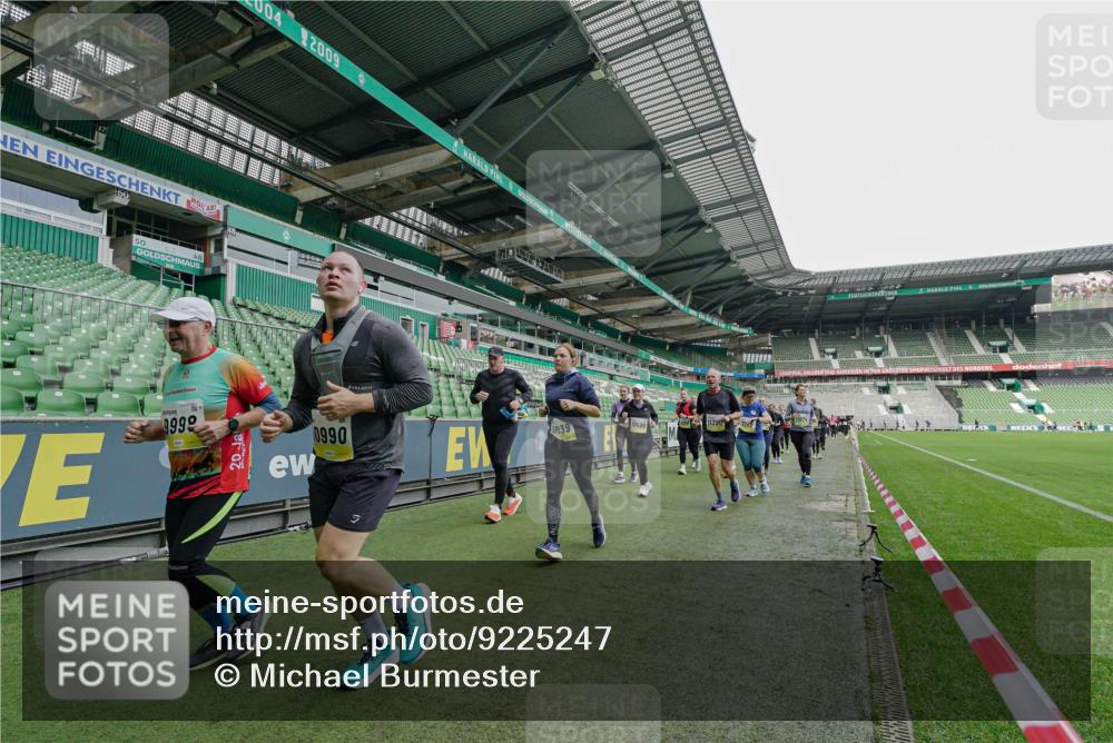 05.10.2025 - 20. swb-Marathon Bremen Michael Burmester http://msf.ph/oto/9225247 05.10.2025 10:39:17 Laufen im Stadion 7199, 7654, 7788, 7979, 8123, 9002, 9180, 9182, 9224, 9225, 9228, 9229, 9269, 9300, 9315, 9324, 9325, 9331, 9379, 9394, 9398, 9409, 9515, 9523, 9610, 9628, 9644, 9660, 9668, 9713, 9752, 9765, 9782, 9850, 9890, 9908, 9927, 9944, 9998, 10018, 10021, 10106, 10142, 10207, 10213, 10238, 10255, 10258, 10289, 10297, 10371, 10374, 10405, 10426, 10446, 10462, 10483, 10498, 10511, 10529, 10531, 10551, 10557, 10567, 10623, 10734, 10749, 10853, 9184 meine-sportfotos.de