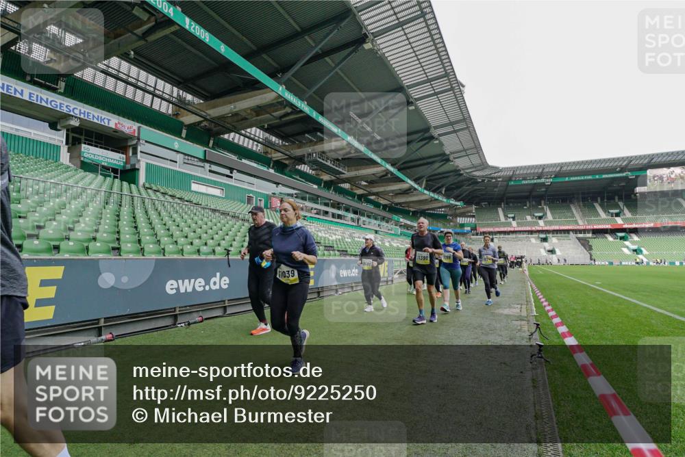 05.10.2025 - 20. swb-Marathon Bremen Michael Burmester http://msf.ph/oto/9225250 05.10.2025 10:39:18 Laufen im Stadion 7199, 7654, 7788, 7789, 7979, 8123, 9002, 9180, 9182, 9186, 9224, 9225, 9228, 9229, 9269, 9300, 9315, 9324, 9325, 9331, 9379, 9394, 9398, 9515, 9523, 9610, 9628, 9644, 9660, 9668, 9713, 9752, 9765, 9780, 9782, 9850, 9890, 9908, 9927, 9944, 9998, 10018, 10021, 10106, 10142, 10207, 10213, 10238, 10255, 10258, 10289, 10297, 10371, 10374, 10405, 10426, 10446, 10462, 10483, 10498, 10511, 10529, 10531, 10551, 10557, 10567, 10623, 10734, 10749, 10853, 9184 meine-sportfotos.de