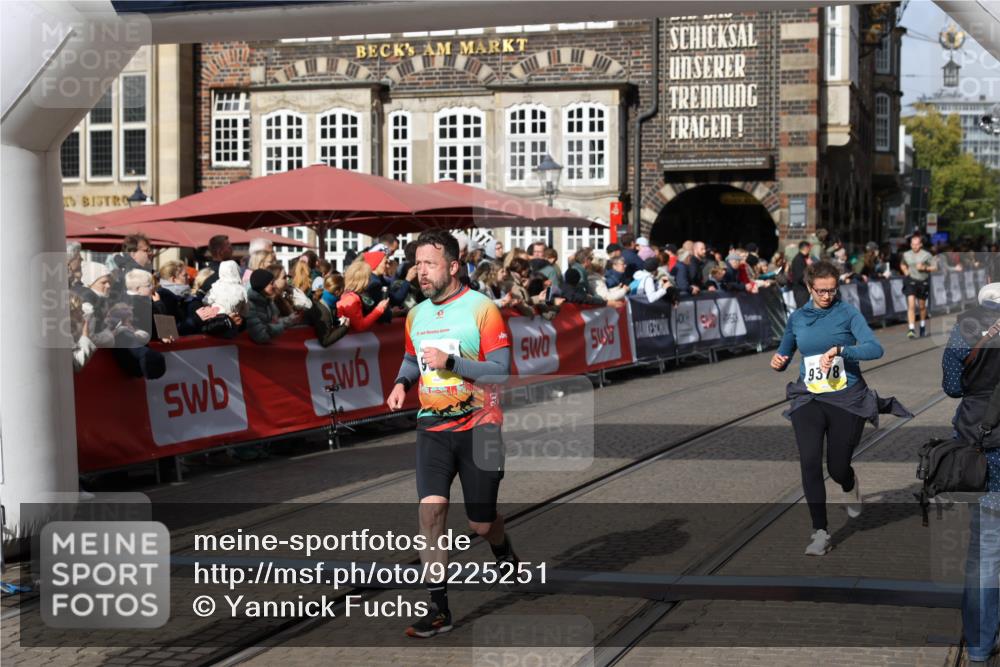 05.10.2025 - 20. swb-Marathon Bremen Yannick Fuchs http://msf.ph/oto/9225251 05.10.2025 10:59:57 Ziel 9378, 9473, 9673, 11582, 11720 meine-sportfotos.de