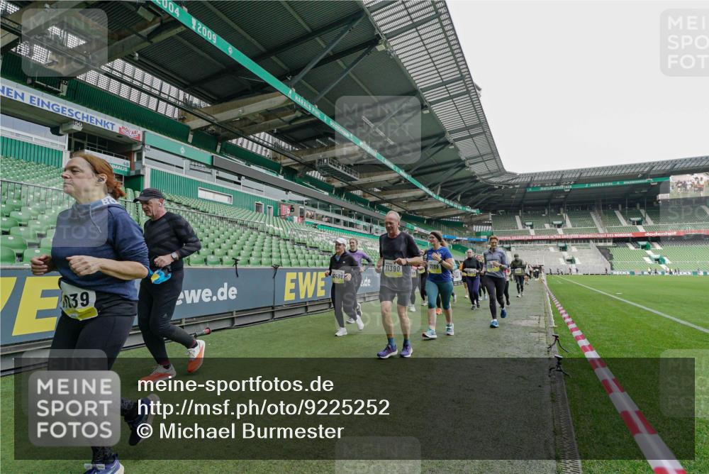 05.10.2025 - 20. swb-Marathon Bremen Michael Burmester http://msf.ph/oto/9225252 05.10.2025 10:39:19 Laufen im Stadion 7199, 7654, 7788, 7789, 7979, 8123, 9002, 9180, 9182, 9186, 9224, 9225, 9228, 9229, 9269, 9300, 9315, 9324, 9325, 9331, 9379, 9394, 9398, 9515, 9523, 9610, 9628, 9644, 9660, 9668, 9713, 9752, 9765, 9780, 9782, 9850, 9890, 9908, 9927, 9944, 9998, 10018, 10021, 10106, 10142, 10207, 10213, 10238, 10255, 10258, 10289, 10297, 10371, 10374, 10405, 10426, 10446, 10462, 10483, 10498, 10511, 10529, 10531, 10551, 10557, 10567, 10623, 10734, 10749, 10853, 9184 meine-sportfotos.de