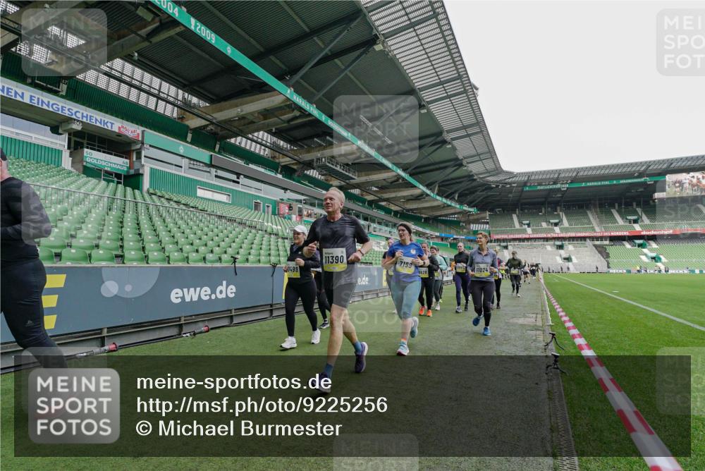 05.10.2025 - 20. swb-Marathon Bremen Michael Burmester http://msf.ph/oto/9225256 05.10.2025 10:39:19 Laufen im Stadion 7199, 7654, 7788, 7789, 7979, 8123, 9002, 9180, 9182, 9186, 9224, 9225, 9228, 9229, 9269, 9300, 9315, 9324, 9325, 9331, 9379, 9394, 9398, 9515, 9523, 9610, 9628, 9644, 9660, 9668, 9713, 9752, 9765, 9780, 9782, 9850, 9890, 9908, 9927, 9944, 9998, 10018, 10021, 10106, 10142, 10207, 10213, 10238, 10255, 10258, 10289, 10297, 10371, 10374, 10405, 10426, 10446, 10462, 10483, 10498, 10511, 10529, 10531, 10551, 10557, 10567, 10623, 10734, 10749, 10853, 9184 meine-sportfotos.de