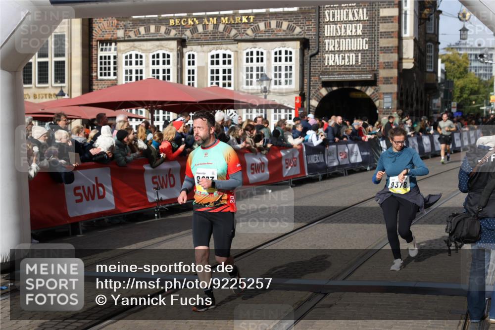 05.10.2025 - 20. swb-Marathon Bremen Yannick Fuchs http://msf.ph/oto/9225257 05.10.2025 10:59:57 Ziel 9378, 9473, 9673, 11582, 11720 meine-sportfotos.de