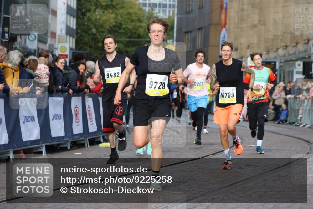 05.10.2025 - 20. swb-Marathon Bremen Strokosch-Dieckow http://msf.ph/oto/9225258 05.10.2025 10:48:44 Ziel 7414, 9261, 9482, 9674, 9729, 10799 meine-sportfotos.de