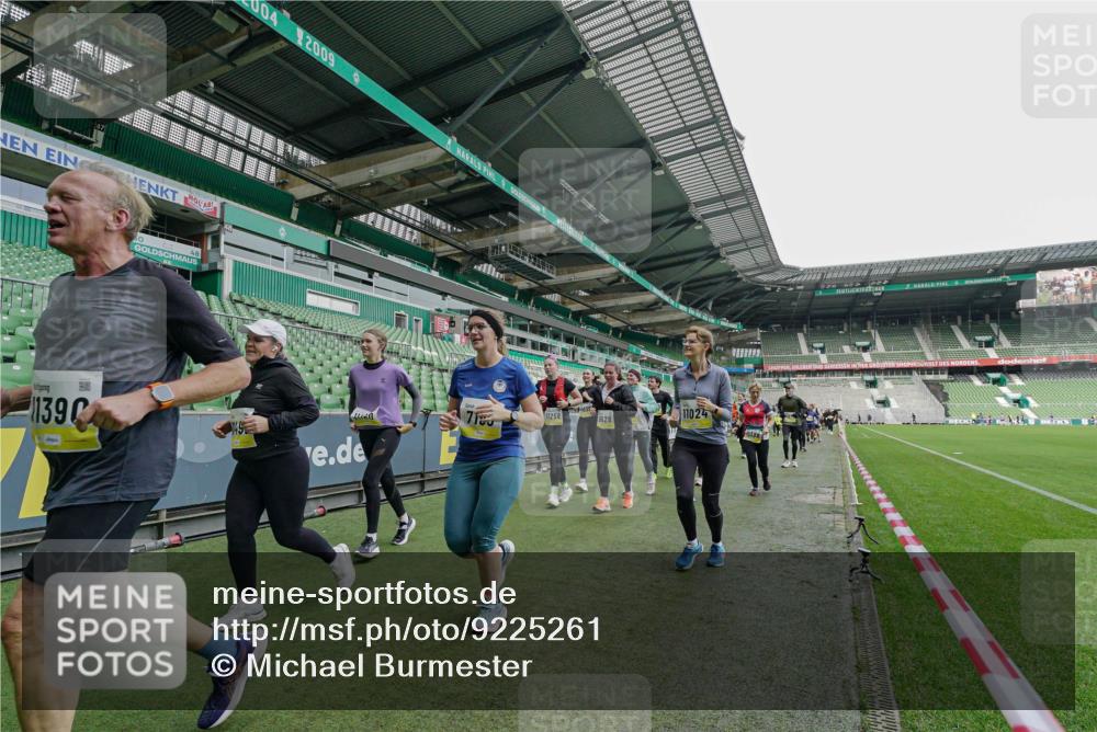 05.10.2025 - 20. swb-Marathon Bremen Michael Burmester http://msf.ph/oto/9225261 05.10.2025 10:39:20 Laufen im Stadion 7199, 7654, 7788, 7789, 7979, 8123, 9002, 9180, 9182, 9186, 9224, 9225, 9228, 9229, 9269, 9300, 9315, 9324, 9325, 9379, 9394, 9398, 9515, 9523, 9610, 9628, 9644, 9660, 9668, 9713, 9765, 9780, 9782, 9850, 9890, 9908, 9927, 9944, 9998, 10018, 10021, 10106, 10142, 10207, 10213, 10238, 10255, 10258, 10289, 10297, 10371, 10374, 10405, 10426, 10446, 10462, 10483, 10498, 10511, 10529, 10531, 10551, 10557, 10567, 10623, 10734, 10749, 10853, 9184 meine-sportfotos.de