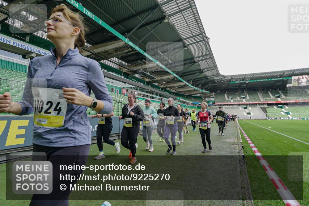 05.10.2025 - 20. swb-Marathon Bremen Michael Burmester http://msf.ph/oto/9225270 05.10.2025 10:39:21 Laufen im Stadion 7199, 7654, 7788, 7789, 7979, 8123, 9002, 9180, 9182, 9186, 9224, 9225, 9228, 9229, 9269, 9300, 9315, 9324, 9325, 9379, 9394, 9398, 9419, 9515, 9523, 9610, 9628, 9644, 9660, 9668, 9713, 9765, 9780, 9782, 9850, 9890, 9908, 9927, 9944, 9998, 10018, 10021, 10106, 10142, 10207, 10213, 10238, 10255, 10258, 10289, 10297, 10371, 10374, 10405, 10426, 10446, 10462, 10483, 10498, 10511, 10529, 10531, 10551, 10557, 10567, 10587, 10597, 10623, 10734, 10749, 10853, 9182, 9184 meine-sportfotos.de
