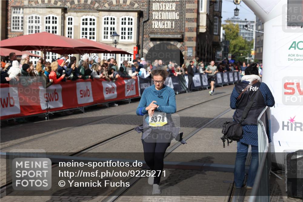 05.10.2025 - 20. swb-Marathon Bremen Yannick Fuchs http://msf.ph/oto/9225271 05.10.2025 10:59:58 Ziel 9378, 9473, 9673, 11582 meine-sportfotos.de