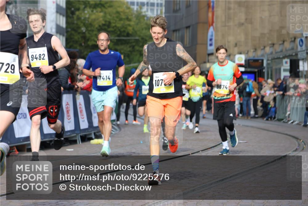 05.10.2025 - 20. swb-Marathon Bremen Strokosch-Dieckow http://msf.ph/oto/9225276 05.10.2025 10:48:45 Ziel 7414, 9261, 9482, 9674, 9729, 10047, 10799 meine-sportfotos.de