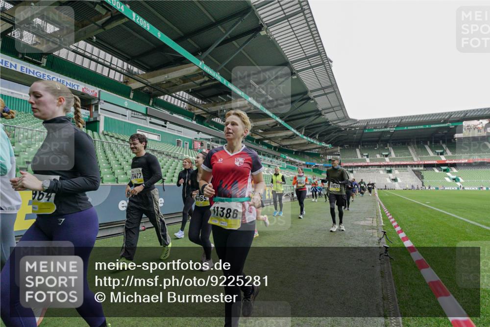 05.10.2025 - 20. swb-Marathon Bremen Michael Burmester http://msf.ph/oto/9225281 05.10.2025 10:39:23 Laufen im Stadion 7199, 7654, 7788, 7789, 7979, 8123, 9002, 9180, 9186, 9224, 9225, 9228, 9229, 9269, 9300, 9315, 9324, 9325, 9379, 9394, 9398, 9419, 9515, 9523, 9610, 9628, 9644, 9660, 9668, 9713, 9765, 9780, 9782, 9850, 9890, 9908, 9927, 9944, 9998, 10018, 10021, 10025, 10106, 10142, 10207, 10213, 10238, 10255, 10258, 10289, 10371, 10374, 10405, 10426, 10462, 10483, 10498, 10529, 10531, 10551, 10557, 10567, 10587, 10597, 10623, 10734, 10749, 10853, 9182, 9184 meine-sportfotos.de