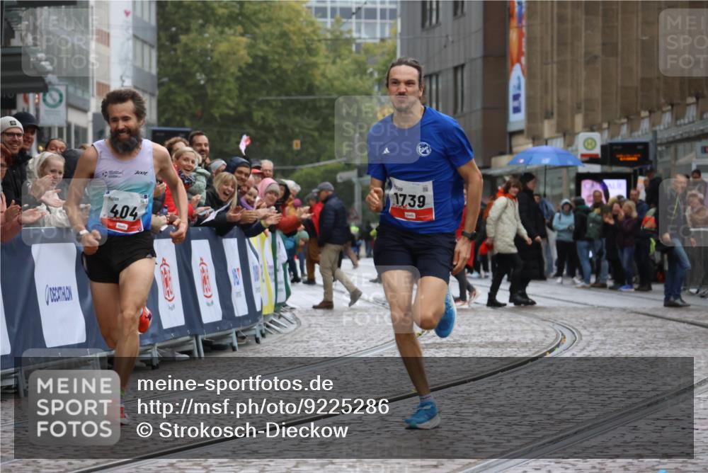05.10.2025 - 20. swb-Marathon Bremen Strokosch-Dieckow http://msf.ph/oto/9225286 05.10.2025 12:17:49 Ziel 404, 1739 meine-sportfotos.de