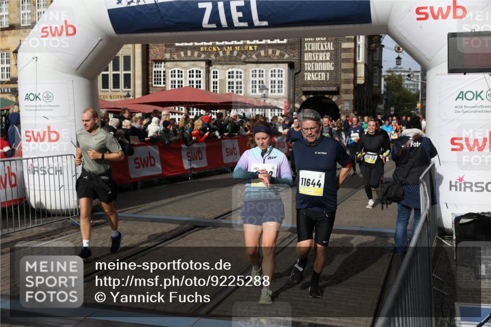 05.10.2025 - 20. swb-Marathon Bremen Yannick Fuchs http://msf.ph/oto/9225288 05.10.2025 11:00:06 Ziel 9005, 9381, 9604, 9612, 10290, 10291, 10311, 11444, 11639, 11644 meine-sportfotos.de