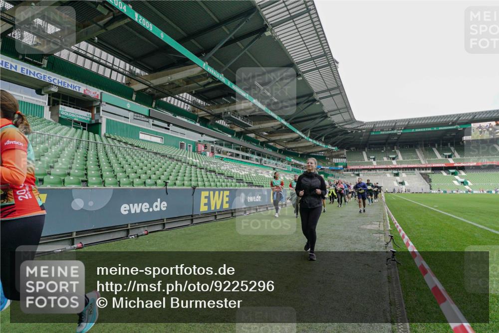 05.10.2025 - 20. swb-Marathon Bremen Michael Burmester http://msf.ph/oto/9225296 05.10.2025 10:39:26 Laufen im Stadion 7199, 7654, 7779, 7788, 7789, 7979, 8123, 9002, 9180, 9186, 9224, 9225, 9228, 9229, 9269, 9315, 9324, 9325, 9379, 9398, 9419, 9515, 9523, 9610, 9628, 9644, 9668, 9713, 9765, 9780, 9782, 9850, 9908, 9927, 9944, 9998, 10018, 10021, 10025, 10106, 10142, 10207, 10213, 10238, 10255, 10258, 10289, 10371, 10374, 10405, 10426, 10462, 10483, 10498, 10529, 10531, 10551, 10557, 10567, 10587, 10597, 10623, 10734, 10749, 10853, 9182, 9184, 9300, 9394 meine-sportfotos.de
