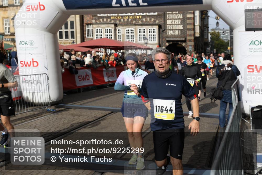 05.10.2025 - 20. swb-Marathon Bremen Yannick Fuchs http://msf.ph/oto/9225299 05.10.2025 11:00:06 Ziel 9005, 9381, 9604, 9612, 10290, 10291, 10311, 11444, 11639, 11644 meine-sportfotos.de