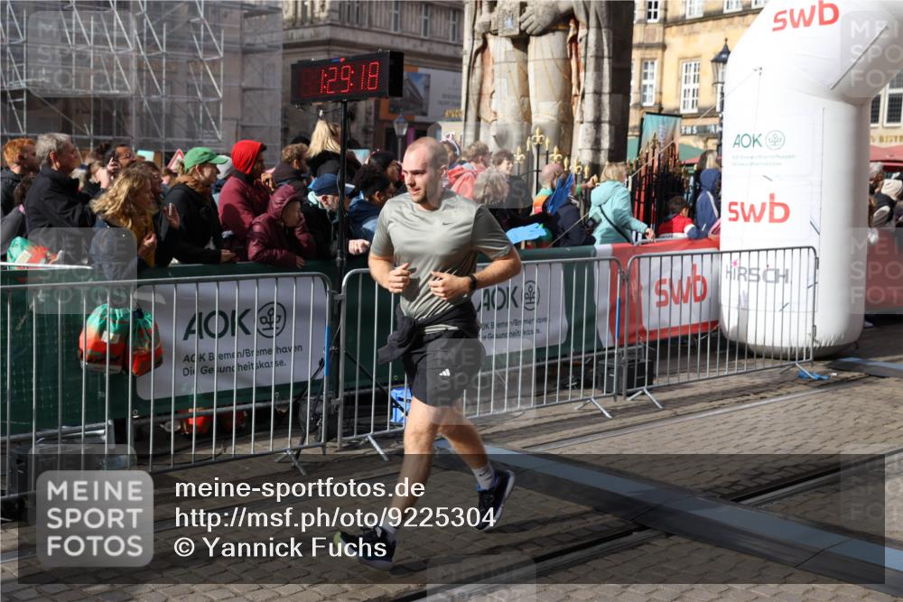 05.10.2025 - 20. swb-Marathon Bremen Yannick Fuchs http://msf.ph/oto/9225304 05.10.2025 11:00:07 Ziel 9005, 9381, 9604, 9612, 10290, 10291, 10311, 11266, 11444, 11639, 11644 meine-sportfotos.de