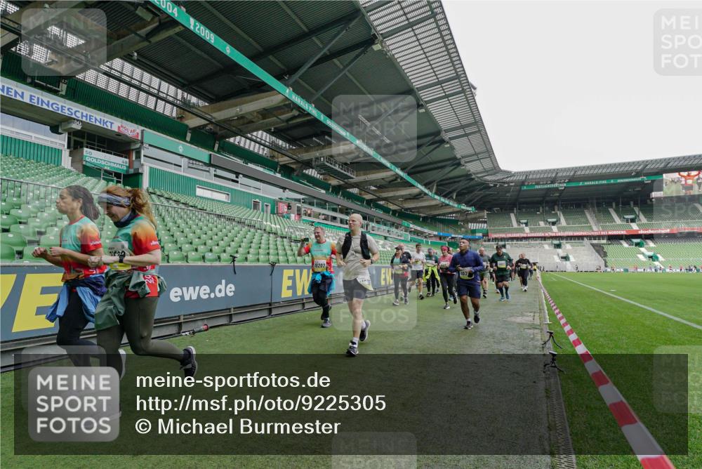 05.10.2025 - 20. swb-Marathon Bremen Michael Burmester http://msf.ph/oto/9225305 05.10.2025 10:39:29 Laufen im Stadion 7199, 7654, 7779, 7788, 7789, 7979, 8123, 9002, 9180, 9186, 9224, 9225, 9228, 9229, 9315, 9324, 9325, 9379, 9398, 9419, 9515, 9523, 9610, 9628, 9644, 9661, 9668, 9713, 9765, 9780, 9850, 9908, 9927, 9944, 9998, 10018, 10021, 10025, 10106, 10142, 10192, 10207, 10213, 10238, 10255, 10258, 10289, 10371, 10374, 10405, 10426, 10462, 10483, 10498, 10529, 10531, 10551, 10557, 10567, 10587, 10597, 10734, 10749, 10853, 9182, 9184, 9269, 9300, 9394 meine-sportfotos.de