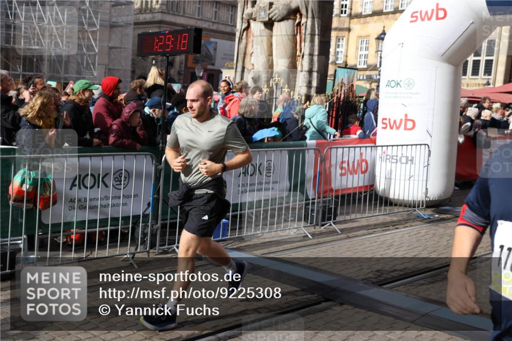 05.10.2025 - 20. swb-Marathon Bremen Yannick Fuchs http://msf.ph/oto/9225308 05.10.2025 11:00:07 Ziel 9005, 9381, 9604, 9612, 10290, 10291, 10311, 11266, 11444, 11639, 11644 meine-sportfotos.de