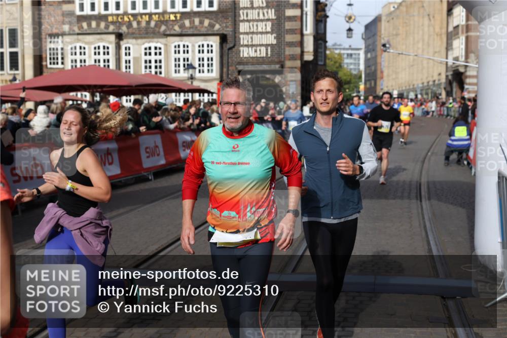 05.10.2025 - 20. swb-Marathon Bremen Yannick Fuchs http://msf.ph/oto/9225310 05.10.2025 10:56:44 Ziel 8118, 9547, 9886, 10008, 10042, 10648, 10971, 11100, 11253, 11260, 11475, 11571, 11691 meine-sportfotos.de