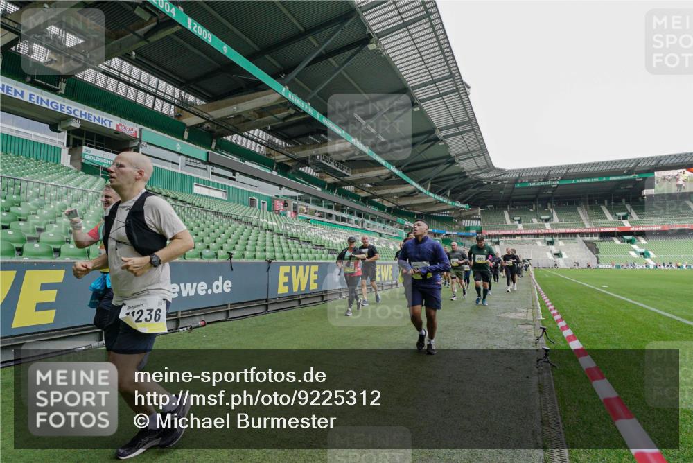 05.10.2025 - 20. swb-Marathon Bremen Michael Burmester http://msf.ph/oto/9225312 05.10.2025 10:39:31 Laufen im Stadion 7199, 7654, 7779, 7788, 7789, 7979, 8123, 9002, 9180, 9186, 9224, 9225, 9228, 9315, 9324, 9325, 9379, 9398, 9419, 9515, 9523, 9610, 9628, 9644, 9661, 9662, 9668, 9713, 9765, 9780, 9786, 9850, 9908, 9927, 9944, 9998, 10018, 10021, 10025, 10106, 10142, 10185, 10192, 10207, 10213, 10238, 10255, 10258, 10289, 10371, 10374, 10405, 10426, 10462, 10498, 10529, 10531, 10551, 10557, 10567, 10587, 10597, 10603, 10604, 10734, 10749, 10853, 9182, 9184, 9229, 9269, 9300, 9394 meine-sportfotos.de