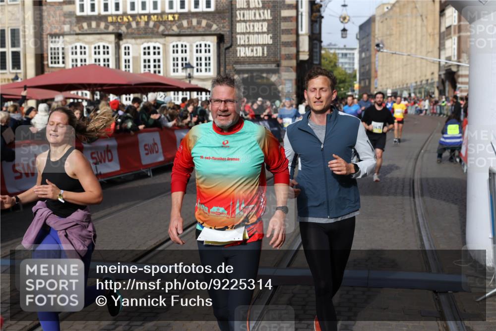 05.10.2025 - 20. swb-Marathon Bremen Yannick Fuchs http://msf.ph/oto/9225314 05.10.2025 10:56:44 Ziel 8118, 9547, 9886, 10008, 10042, 10648, 10971, 11100, 11253, 11260, 11475, 11571, 11691 meine-sportfotos.de