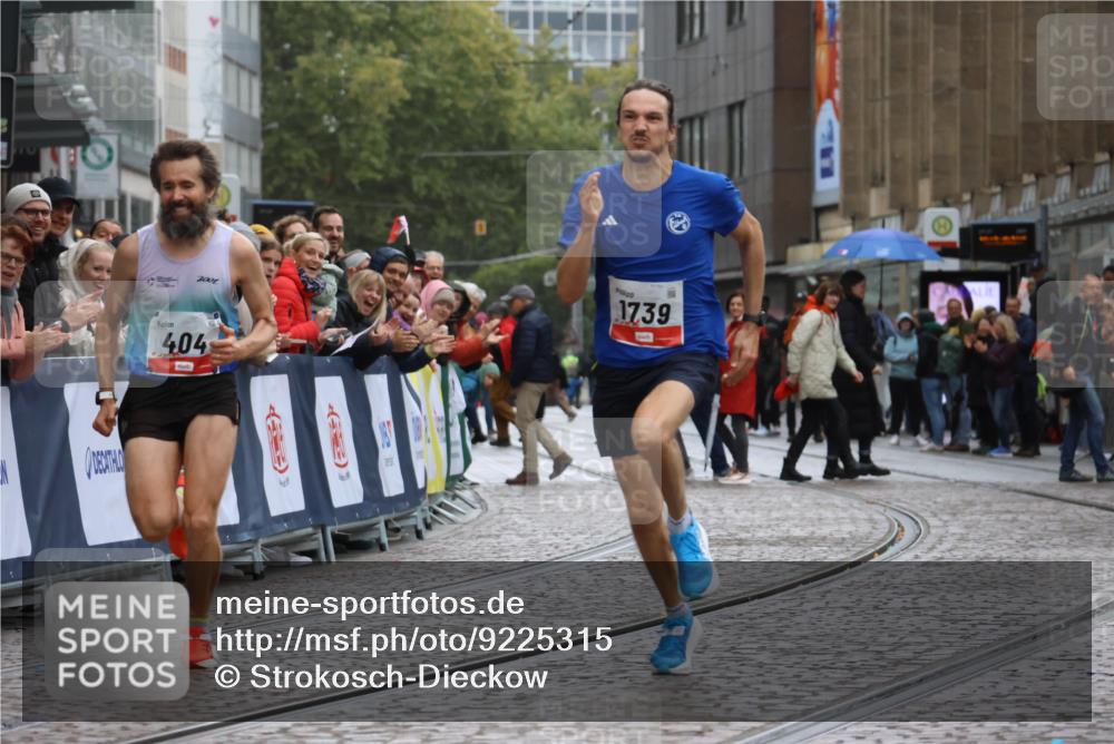 05.10.2025 - 20. swb-Marathon Bremen Strokosch-Dieckow http://msf.ph/oto/9225315 05.10.2025 12:17:49 Ziel 404, 1739 meine-sportfotos.de
