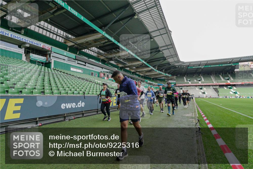 05.10.2025 - 20. swb-Marathon Bremen Michael Burmester http://msf.ph/oto/9225316 05.10.2025 10:39:32 Laufen im Stadion 7199, 7654, 7779, 7788, 7789, 7979, 8123, 9002, 9180, 9186, 9224, 9225, 9228, 9286, 9315, 9324, 9325, 9379, 9398, 9419, 9515, 9523, 9610, 9628, 9644, 9661, 9662, 9668, 9713, 9765, 9780, 9786, 9850, 9908, 9927, 9944, 9998, 10018, 10021, 10025, 10106, 10185, 10192, 10207, 10213, 10238, 10255, 10258, 10289, 10371, 10374, 10426, 10462, 10498, 10529, 10531, 10551, 10557, 10567, 10587, 10597, 10603, 10604, 10734, 10749, 9182, 9184, 9229, 9269, 9300, 9394 meine-sportfotos.de