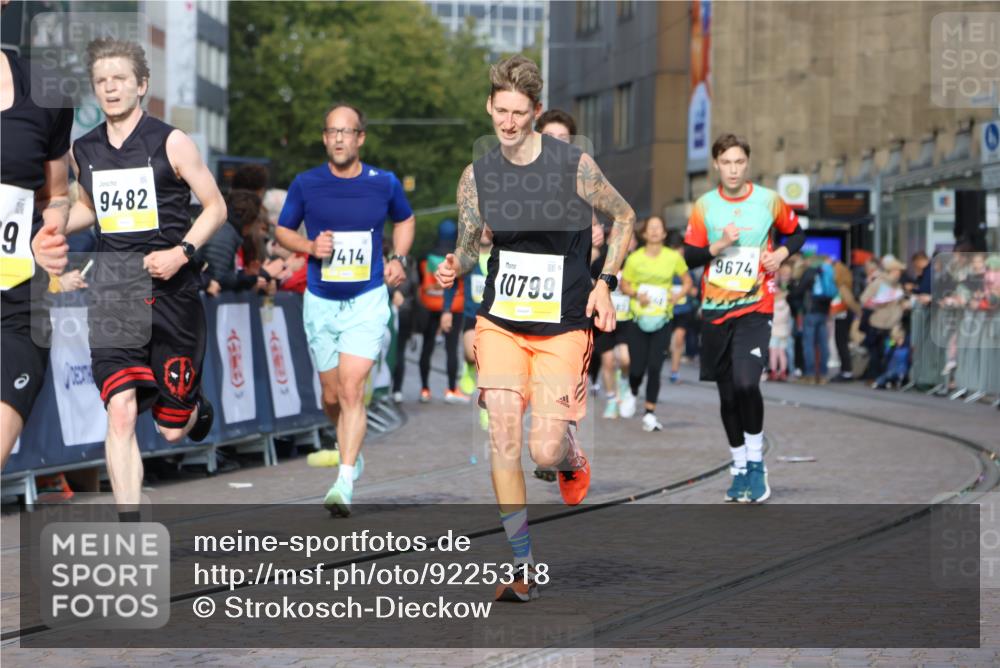 05.10.2025 - 20. swb-Marathon Bremen Strokosch-Dieckow http://msf.ph/oto/9225318 05.10.2025 10:48:45 Ziel 7414, 9261, 9482, 9674, 9729, 10047, 10799 meine-sportfotos.de