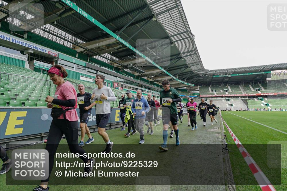 05.10.2025 - 20. swb-Marathon Bremen Michael Burmester http://msf.ph/oto/9225329 05.10.2025 10:39:33 Laufen im Stadion 7199, 7654, 7779, 7788, 7789, 7979, 8123, 9002, 9180, 9186, 9224, 9225, 9228, 9286, 9315, 9324, 9325, 9379, 9398, 9419, 9515, 9523, 9610, 9628, 9644, 9661, 9662, 9668, 9713, 9765, 9780, 9786, 9850, 9901, 9908, 9927, 9944, 9998, 10018, 10021, 10025, 10157, 10185, 10192, 10207, 10238, 10255, 10258, 10289, 10371, 10374, 10426, 10462, 10498, 10531, 10551, 10557, 10567, 10587, 10597, 10603, 10604, 10734, 10749, 9182, 9184, 9229, 9269, 9300, 9379, 9394 meine-sportfotos.de