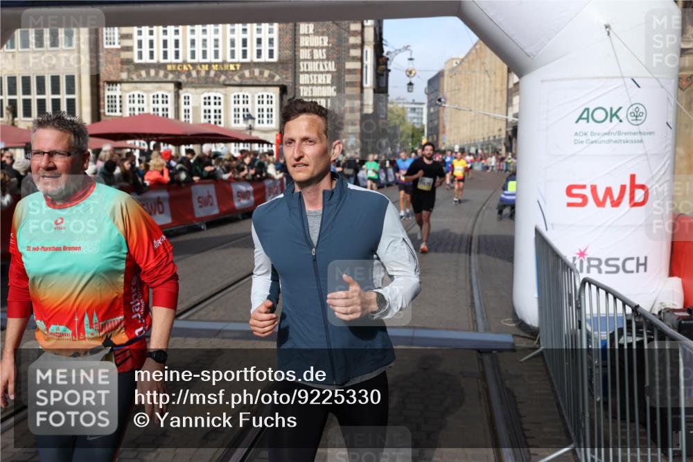 05.10.2025 - 20. swb-Marathon Bremen Yannick Fuchs http://msf.ph/oto/9225330 05.10.2025 10:56:45 Ziel 8118, 9547, 9886, 10008, 10042, 10971, 11100, 11260, 11475, 11691 meine-sportfotos.de