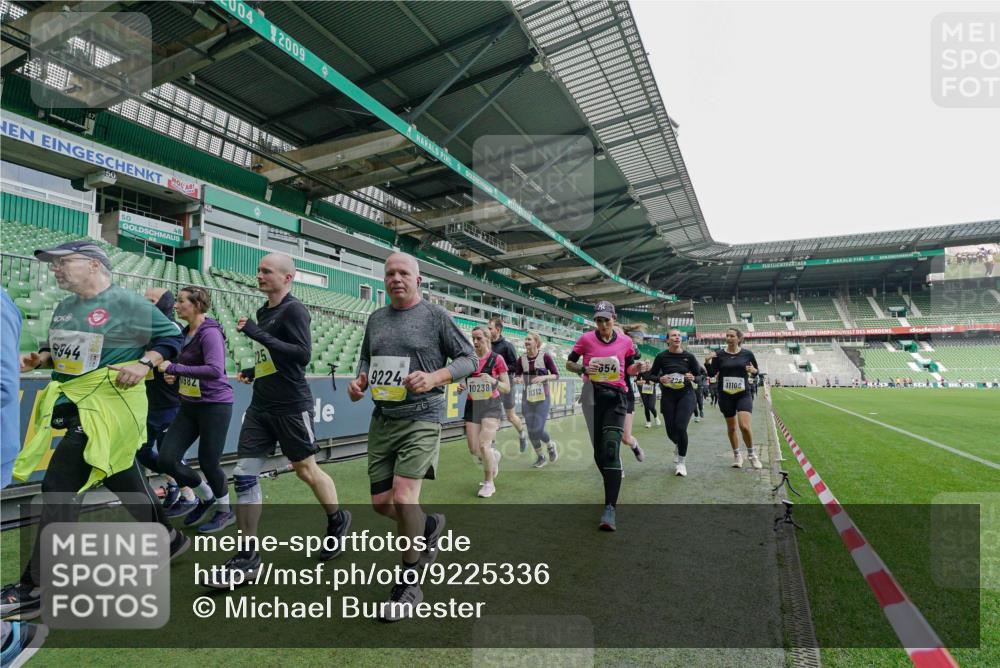 05.10.2025 - 20. swb-Marathon Bremen Michael Burmester http://msf.ph/oto/9225336 05.10.2025 10:39:35 Laufen im Stadion 7199, 7654, 7779, 7788, 7789, 7979, 8123, 9002, 9180, 9186, 9220, 9224, 9225, 9228, 9286, 9315, 9324, 9325, 9398, 9419, 9515, 9523, 9610, 9628, 9644, 9661, 9662, 9668, 9713, 9765, 9780, 9786, 9850, 9901, 9908, 9927, 9944, 9998, 10018, 10021, 10025, 10157, 10185, 10192, 10207, 10238, 10255, 10258, 10289, 10371, 10374, 10422, 10426, 10451, 10462, 10498, 10531, 10551, 10557, 10567, 10587, 10597, 10603, 10604, 10734, 10749, 9182, 9184, 9229, 9269, 9300, 9379, 9394 meine-sportfotos.de