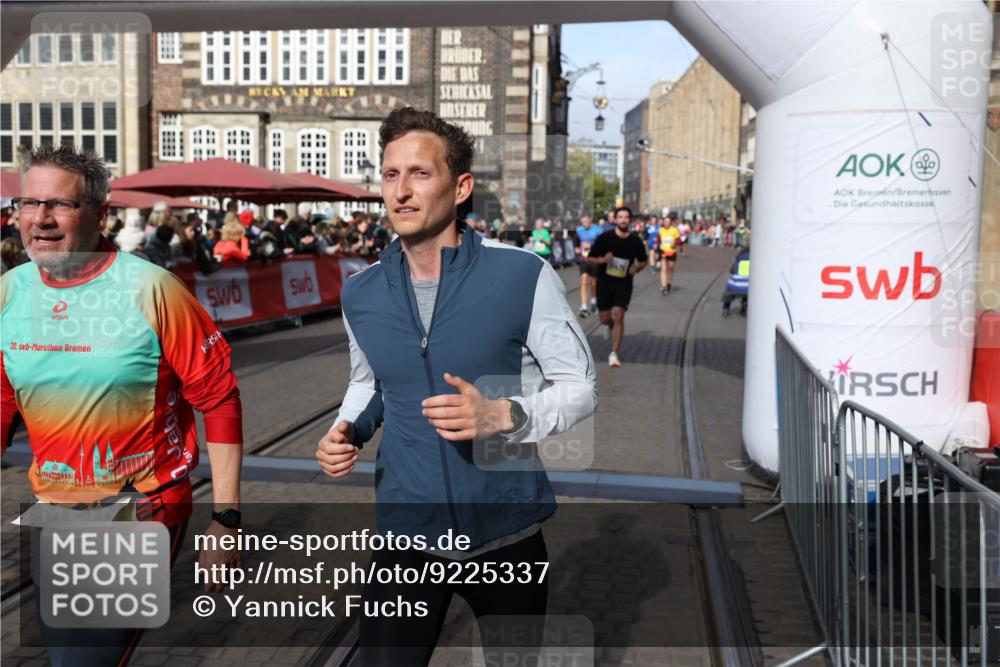 05.10.2025 - 20. swb-Marathon Bremen Yannick Fuchs http://msf.ph/oto/9225337 05.10.2025 10:56:45 Ziel 8118, 9547, 9886, 10008, 10042, 10971, 11100, 11260, 11475, 11691 meine-sportfotos.de