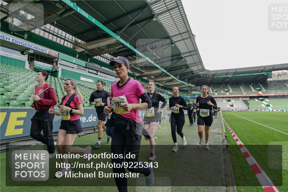 05.10.2025 - 20. swb-Marathon Bremen Michael Burmester http://msf.ph/oto/9225343 05.10.2025 10:39:36 Laufen im Stadion 7199, 7654, 7779, 7788, 7789, 7979, 8123, 9002, 9180, 9186, 9220, 9224, 9225, 9228, 9286, 9315, 9324, 9325, 9419, 9515, 9523, 9610, 9628, 9644, 9661, 9662, 9668, 9713, 9765, 9780, 9786, 9850, 9901, 9908, 9927, 9944, 9998, 10018, 10021, 10025, 10157, 10185, 10192, 10207, 10238, 10255, 10258, 10289, 10371, 10374, 10422, 10426, 10451, 10462, 10498, 10531, 10551, 10557, 10567, 10587, 10597, 10603, 10604, 10749, 9182, 9184, 9229, 9269, 9300, 9324, 9379, 9394 meine-sportfotos.de