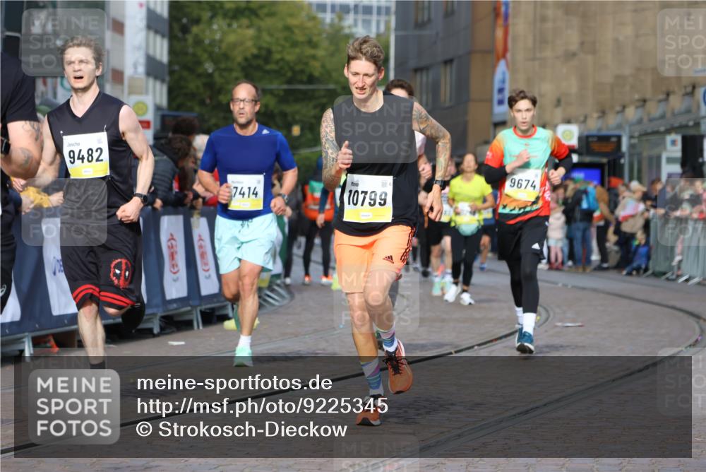 05.10.2025 - 20. swb-Marathon Bremen Strokosch-Dieckow http://msf.ph/oto/9225345 05.10.2025 10:48:45 Ziel 7414, 9261, 9482, 9674, 9729, 10047, 10799 meine-sportfotos.de